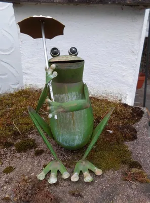 Produktbild von Frecher Frosch sitzend mit Regenschirm Gartendekoration Eisen grün 20 cm