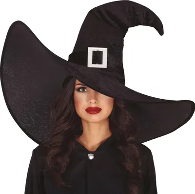 XXL Hexenhut Black Witch Schwarz Halloween auf dem Kopf einer Frau mit schwarzem Kleid von Vorne