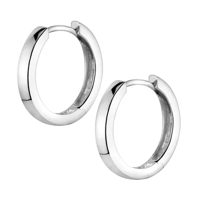 Kleine, runde glänzende Klappcreolen aus 925 Sterling Silber rhodiniert, überlappend dargestellt auf weißem Hintergrund, klassisch und schlicht.