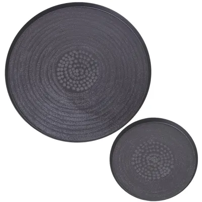 Produktbild von Set mit 2 runden Tabletts aus Aluminium, geschnitzt in Schwarz, 23 x 23 und 38 x 38 cm