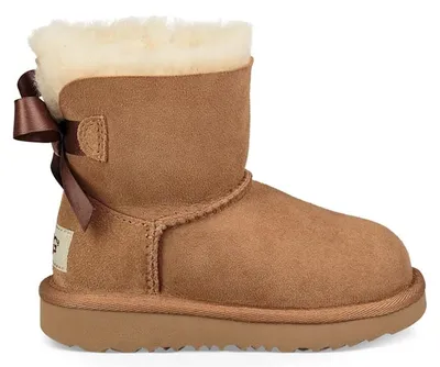 Imagen del producto de Bota UGG Mini Bailey Bow II, color Chestnut (para niños pequeños) - Talla EU 26