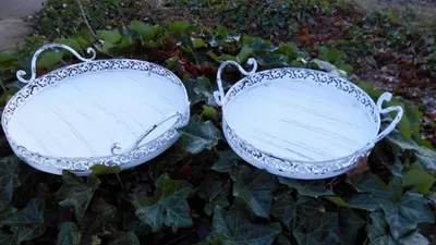 Produktbild von Verziertes Tablett-Set 2 Stück / 2 Größen rund Antikstyle weiß 26 + 33 cm