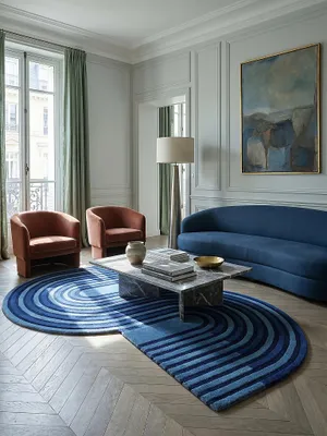 Teppich Blau im Wohnzimmer mit Couchtisch und Wohnaccessoires Wohnidee skandinavisch modern_#sku_SAF503119380220-SAF503119380221-SAF503119380222#