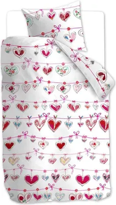 A bedding set with a heart garland pattern.