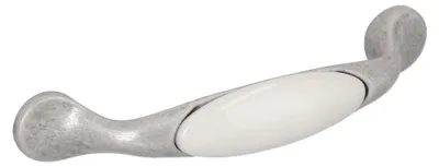 Produktbild von Griff für Möbel aus Zinklegierung und Porzellan. Lochabstand: 96 mm. Finish: Gebürstetes Alt-Silber