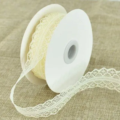 Produktbild von Lintroller 12 Zoll x 25 Meter in Weiß mit Vintage-Design für Blumenarrangements bei Hochzeiten oder Feiern mit Nähen von Blumen und Geschenkverpackung