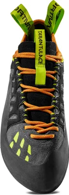 Schnür-Kletterschuh "Tarantulace" von La Sportiva in Schwarz mit orangefarbenen Schnürsenkeln und griffiger Sohle.