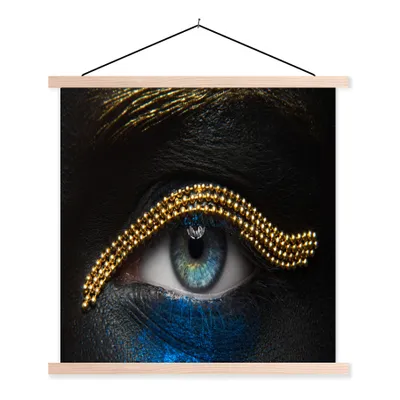 Produktbild von MuchoWow® Textilposter Frau - Augen - Make-up - Luxus - Gold 60x60 cm mit holzfarbenen Rahmen - Wanddekoration