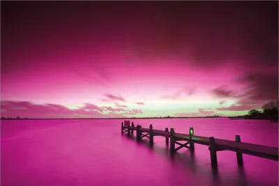 Produktbild von Wallario Premium Vliestapete Fototapete Steg bei Abenddämmerung -Himmel bei Nacht  Lila gefärbt in der Größe 400 x 267 cm, extra dick, wird in 5 Teilen geliefert