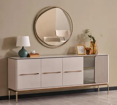 Immagine prodotto di Specchio con un'elegante cornice dorata dal design moderno e minimalista