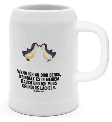 Produktbild von Mr. & Mrs. Panda Krug Pinguine Kuss - Weiß - Geschenk, Valentinstag, für Freundin, Bier Seidel, Jahrestag, Humpen, Steinbierkrug, Hochzeitstag, Bierhumpen, Mitbringsel