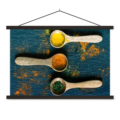 Produktbild von MuchoWow® Textilposter Gewürze - Löffel - Kräuter - Braun - Gelb - Grün 90x60 cm mit schwarzem Rahmen - Aufhängungssatz
