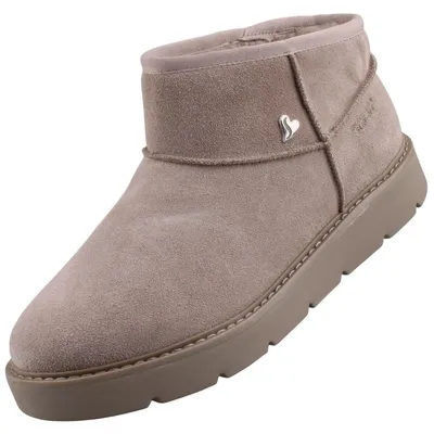 Auf dem Bild ist ein beiger Stiefel aus Leder zu sehen der eine Schnürung und eine robuste Sohle besitzt. Der Stiefel wird von der linken Seite gezeigt auf einem weißen Hintergrund.