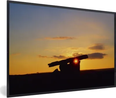 Produktbild von MuchoWow® Gerahmtes Poster Ein Sonnenuntergang auf einem Hünenbett 60x40 cm - Poster mit Schwarzem Bilderrahmen Wandposter Rahmen Foto Bilder - Printing - Wanddeko Schlafzimmer