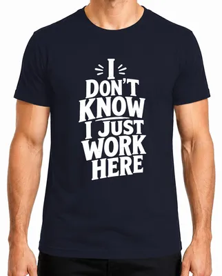 Imagen del producto de Camiseta para hombre, color azul marino, talla 3XL. Frase: "No lo sé, solo trabajo aquí". Marca: Lustig Arbeit. Estilo: sarcástico
