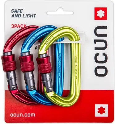 Drei Karabiner im 3er-Pack von Ocun; in rot; blau und grün; auf einer Verpackung mit dem Text "SAFE AND LIGHT".