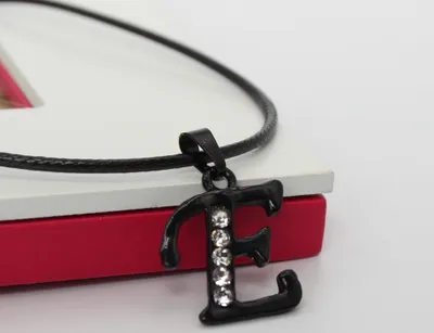 Produktbild von Halskette mit Strass Buchstaben Anhänger Schwarz  Buchstabe E