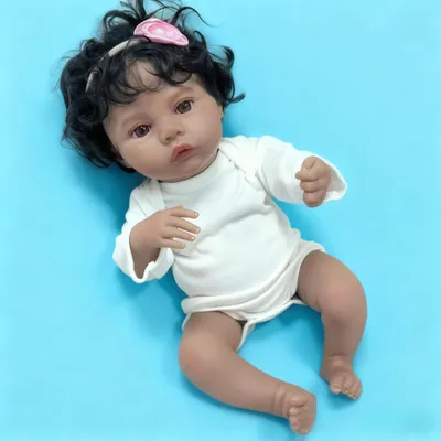 Zdjęcie produktu dla 48 cm lalka typu reborn – wszczepione włosy, ręcznie malowane detale, ciemna skóra z widocznymi żyłkami (realistyczna lalka noworodka)