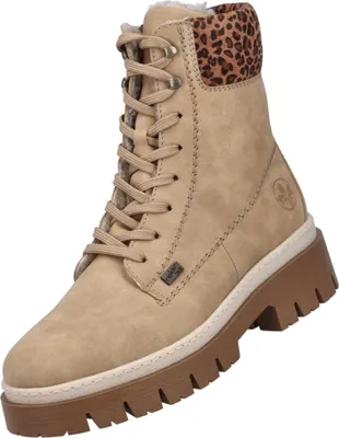 Auf dem Bild ist ein beiger Stiefel von der rechten Seite zu sehen. Er hat eine klare Struktur und eine robuste Sohle die den sportlichen Look unterstreicht.