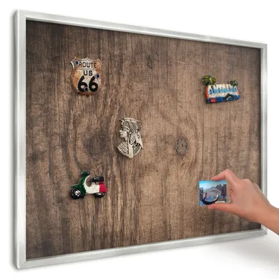 Produktbild von Magnettafel 70x50 cm in einem silbernen Rahmen - Magnetische Metalltafel, Magnetpinnwand zur Wandmontage für Wohnzimmer, Küche, Flur, Kinderzimmer und Büro - Holzstruktur