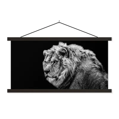 Produktbild von MuchoWow® Textilposter Löwe - Porträt - Wildtiere - Schwarz - Weiß 60x30 cm mit schwarzem Rahmen - Textilien