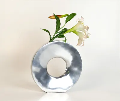 Produktbild von Aluminum Vase 'Rund' (Größe: M) - Dekoration, Blumenvase und Tischvase