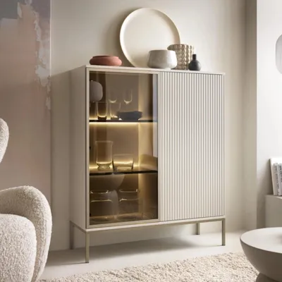 Produktbild von Vitrine Lagos 2D 126 cm 2-türig in Farbton Cashmere mit LED und Metallfüßen