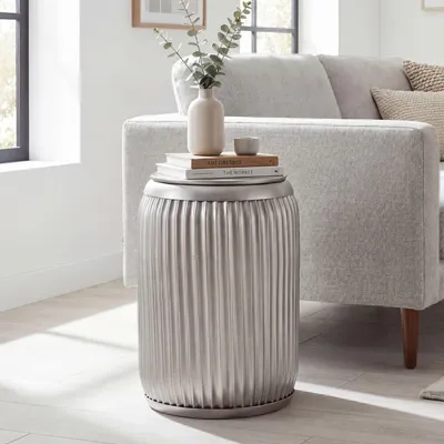 Obrázek produktu pro WOHNLING Kruhový odkládací stolek z kovu, 35 cm, stříbrný, s odnímatelnou deskou; obývací stolek s úložným prostorem; konferenční stolek s drážkovaným povrchem; ručně vyrobený stolek k pohovce