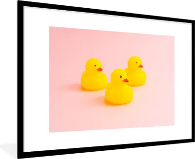 Produktbild von MuchoWow® Gerahmtes Poster Gummi-Enten - Gelb - Rosa 90x60 cm - Poster mit Schwarzem Bilderrahmen Wandposter Rahmen Foto Bilder - Wanddekoration - Fotos