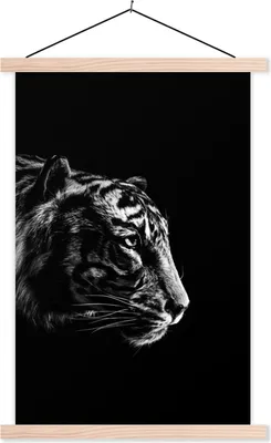 Produktbild von MuchoWow® Textilposter Kopf eines Tigers auf schwarzem Hintergrund - schwarz und weiß 60x90 cm mit holzfarbenen Rahmen - Textil