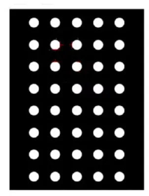 Schwarze rechteckige Folie mit einem Gitter aus weißen kreisförmigen Perforationen