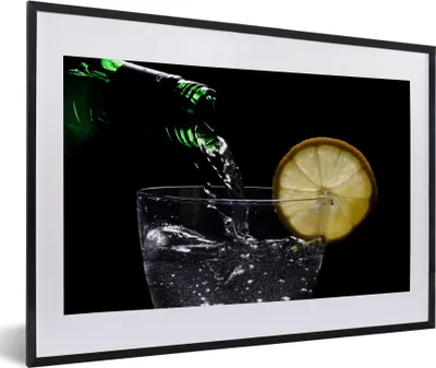 Produktbild von MuchoWow® MuchoWow® Gerahmtes Poster Ein Cocktail wird auf einem schwarzen Hintergrund ausgeschenkt 60x40 cm - Poster mit zchwarzem Bilderrahmen - Schlafzimmer - Plakat in Rahmen - Drucken