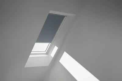 Produktbild von VELUX Verdunkelungsrollo uni blaugrau manuell Rahmen weiß DKL P10 4581SWL