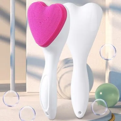Immagine prodotto di Spazzola per la pulizia del viso in silicone, dal design a forma di cuore, morbida e confortevole, ideale per una delicata cura della pelle femminile