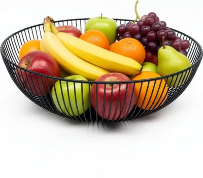 Productafbeelding van Een metalen fruitschaal, met een groot roosterwerk en een open netstructuur