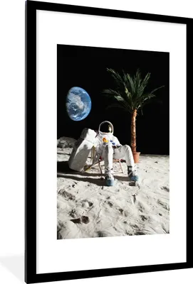 Produktbild von MuchoWow® Gerahmtes Poster Astronaut - Mond - Palme - Liegestuhl 60x90 cm - Poster mit Schwarzem Bilderrahmen Wandposter Rahmen Foto Bilder - Dekoration - Wandposter Wohnzimmer - Hochwertig