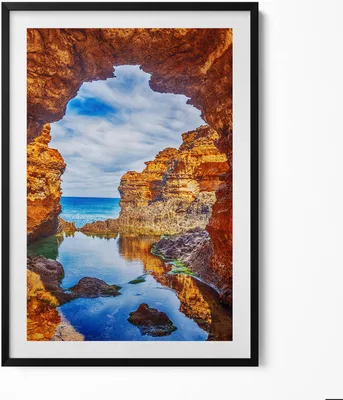 Produktbild von Blick von unter den Felsen auf das Meer– Wandbild mit Rahmen – Gerahmtes Bild  – Wanddekoration – 70x100 cm –  Schwarz Rahmen