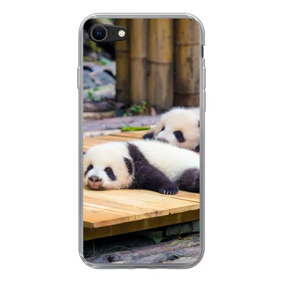 Produktbild von MuchoWow® Handyhülle Schutzhülle Hülle für iPhone SE 2020 Pandas - Boden - Holz Silikon Softcase Handy Hülle - Kartenbesitzer