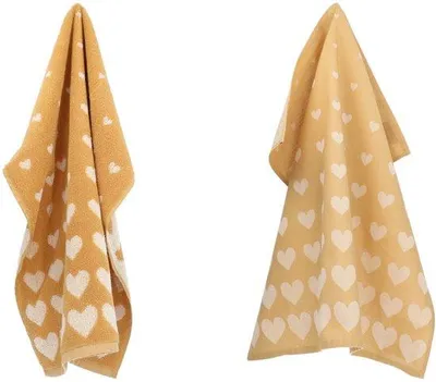 Productafbeelding van Unyqoos® Bunzlau Castle servetset (2 stuks) – keukenhanddoek 60x53 cm en servet 65x65 cm, gele hartprint, 100% biologische katoen, OCS-gecertificeerd