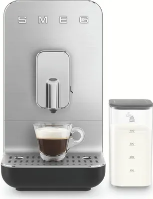 Produktbild von SMEG BCC13BLME Kompakt-Kaffeevollautomat mit integriertem Milchsystem, 50's Style Schwarz-Matt