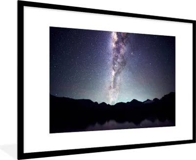 Produktbild von MuchoWow® Gerahmtes Poster Die blau leuchtende Milchstraße 90x60 cm - Poster mit Schwarzem Bilderrahmen Wandposter Rahmen Foto Bilder - Wanddekoration - Fotos