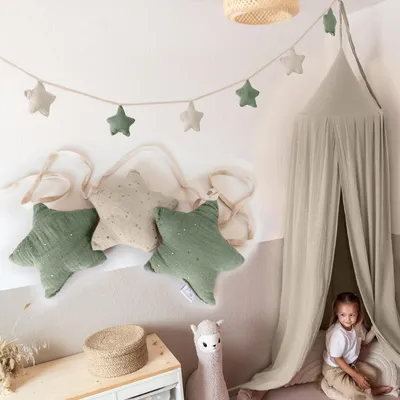 Productafbeelding van Sterrenslinger eucalyptus & lichtbeige met gouden applicatie - stoffen slinger 3 m