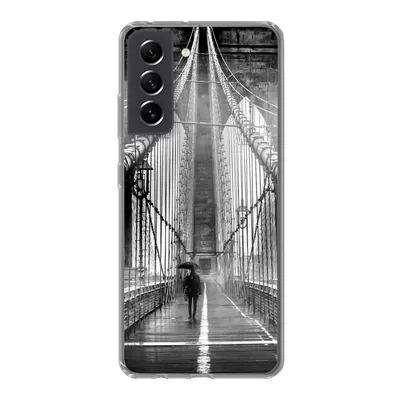 Produktbild von MuchoWow® Handyhülle Schutzhülle Hülle für Samsung Galaxy S21 FE Brooklyn Bridge während des Regens in Schwarz und Weiß Silikon Softcase Handy Hülle - Mobiltelefonhülle