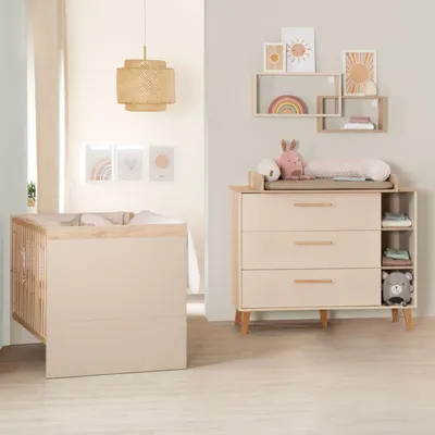 Zdjęcie produktu dla Zestaw do pokoju dziecięcego roba Jil – 2-częściowy zestaw z łóżeczkiem dziecięcym 70 x 140 cm + komoda z przewijakiem z wyjmowaną nakładką – kaszmir / dekor drewniany Chestnut