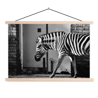Produktbild von MuchoWow® Textilposter Zebra - Wand - Tür - Tiere - Schwarz und weiß 60x40 cm mit holzfarbenen Rahmen - Bilder