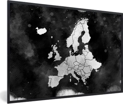 Produktbild von MuchoWow® Gerahmtes Poster Europa-Karte auf dunklem Hintergrund - schwarz und weiß 60x40 cm - Poster mit Schwarzem Bilderrahmen Wandposter Rahmen Foto Bilder - Printing - Wanddeko Schlafzimmer