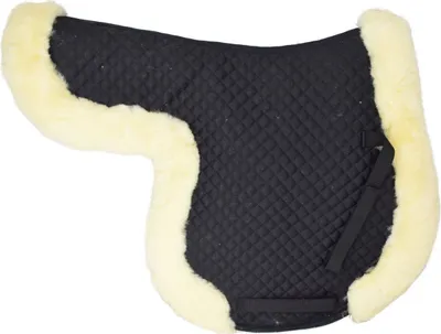 Produktbild von Lammfell Satteldecke in schwarz mit Lammfellrand erhältlich in DR oder VS, Reitart:Dressur