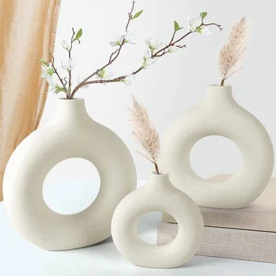 Produktbild von Beige Porzellan Vasen in drei Größen für ein elegantes Interieur