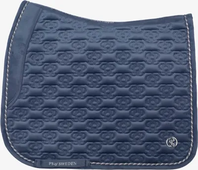 Obrázok produktu pre PS of Sweden Podložka pod drezúrne sedlo Velvet Monogram HW 2024 Podložka pod drezúrne sedlo Mist Blue Full