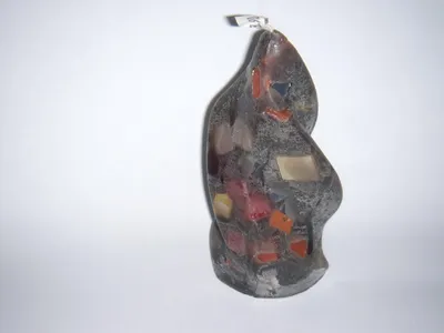 Produktbild von Schwarze gedrehte Kegelkerze, 14cm hoch, handgegossen, bunte Wachswürfel